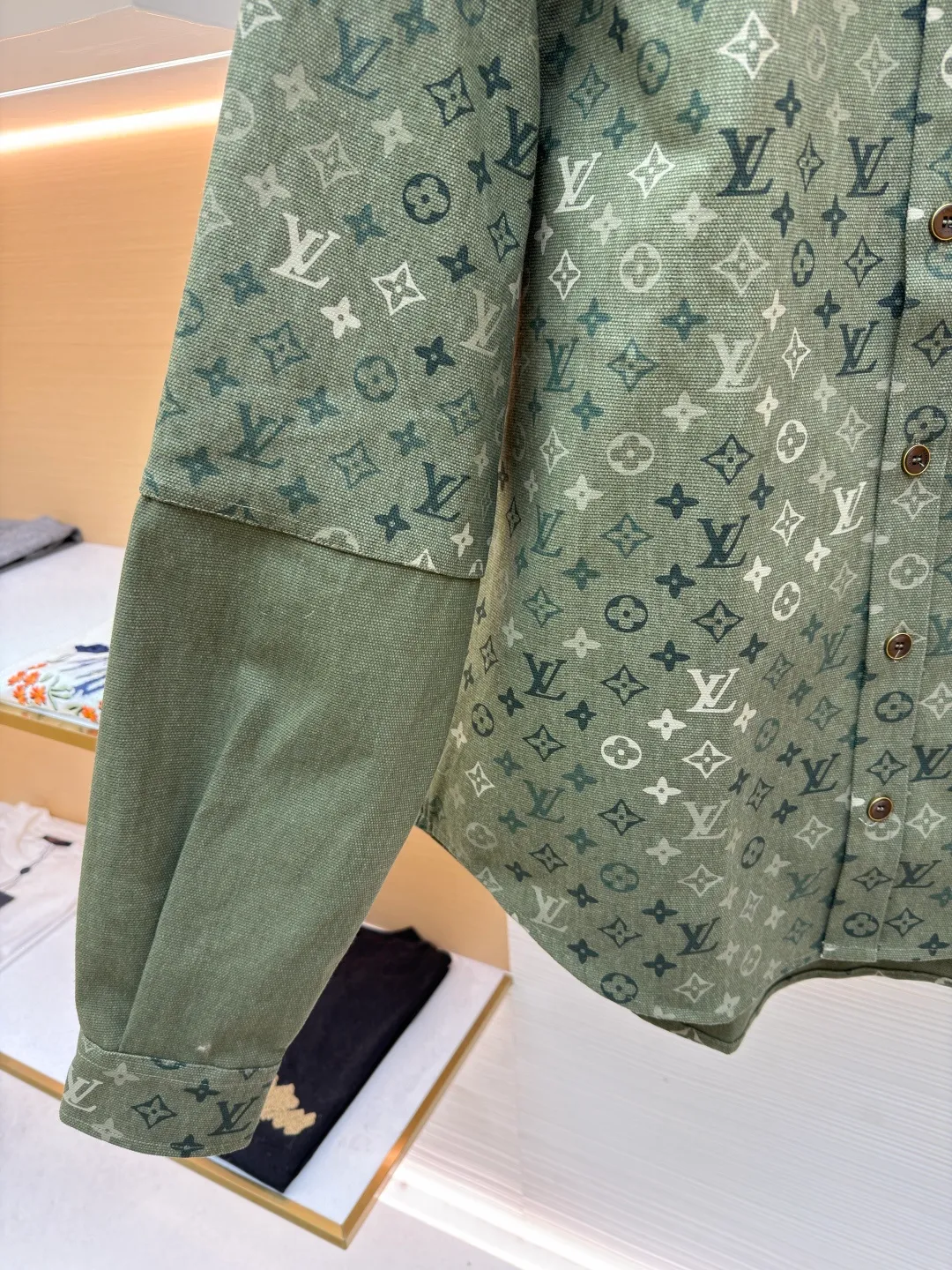 LOUIS VUITTON work jacket-style shirt with full lapel print ●Original version: Purchased and developed for 16,000 ●Item number: 1681953-B50 ●Fabric: denim fabric ●Technology: Printing ●Color: green ●Version: fitted version ●Weight: about 770 grams ●Size: S-M-L-XL ●Description: This LV lapel all-printed work jacket-style shirt adopts positioning cutting technology: before cutting the fabric pieces, the position of the all-printed Monogram pattern is locked through digital typesetting to ensure that the pattern is continuous and without misalignment after splicing, and the pattern alignment error between the body and the solid color splicing area is controlled within 0.5cm. The printing process uses digital direct injection technology: the pigment penetrates the fabric fibers with micron-sized particles, presenting a low-saturation vintage tone while maintaining the breathability of the fabric. The wear resistance of the printing layer reaches level 5 (friction test ≥ 200 times without falling off). The body is made of twill canvas blended fabric, and the splicing parts are reinforced with double-needle buried clip technology. The buttons are made of brass-plated matte paint, and the stitching is made of high-tenacity nylon thread with a tensile strength of 150N. The overall process takes into account both visual integrity and practical durability. The overall wiring is straight and delicate, the fabric is comfortable and soft, and the color is consistent without color difference. It can be matched with the same style to create a fashionable look and control various occasions. Customized accessories, complete with three standards, same style for men and women!